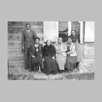 030-0026 Vor dem Haus von links Horst Klein, Edith Walzer, Oma Wildies, Lieschen Dannenberg, Frau E. Klein.jpg